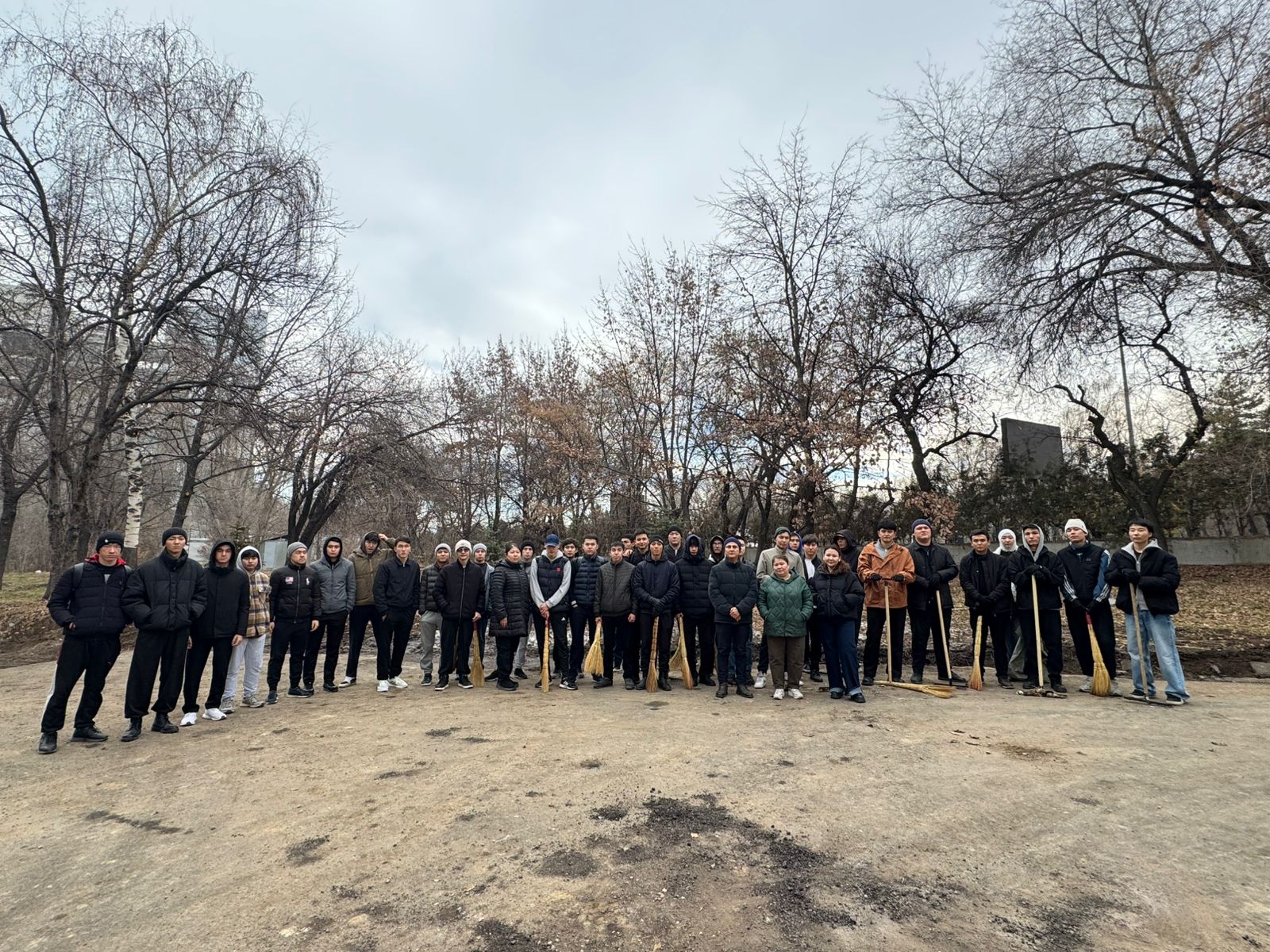 Студенттер ҚазҰУ қалашығында сенбілік өткізіп, тазалыққа үлес қосты